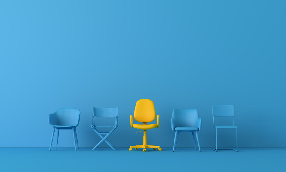 4脚の青い椅子と、1脚の黄色の椅子